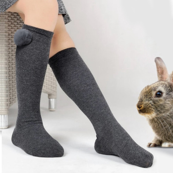 Calcetín alto con pompón suave.DORIAN 3114-3