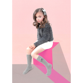 Calcetín alto con lazo del mismo tejido.DORIAN 3116-3