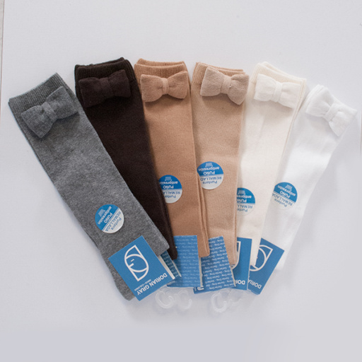 Calcetín alto con lazo del mismo tejido.DORIAN 3116-3